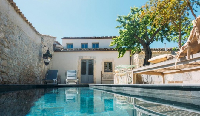 Palazzolo Acreide Villa Sleeps 9 with Pool Air Con and WiFi