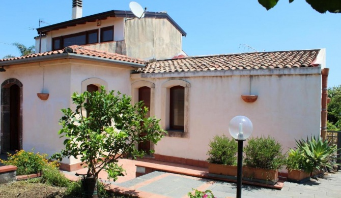 3 bedrooms appartement at Riposto 100 m away from the beach with enclosed garden and wifi