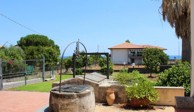 5 bedrooms house at Riposto 100 m away from the beach with enclosed garden and wifi