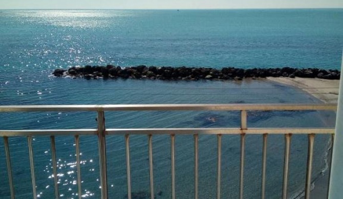 APPARTAMENTO CON TERRAZZA SUL MARE