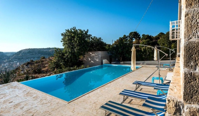 Scicli Villa Sleeps 6 Pool Air Con WiFi