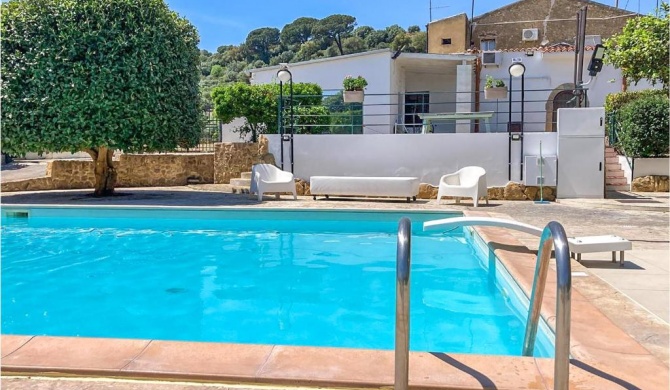 Beautiful home in Caltagirone with Outdoor swimming pool, WiFi and 4 Bedrooms