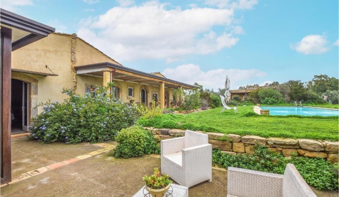 Stunning home in Caltagirone with 6 Bedrooms