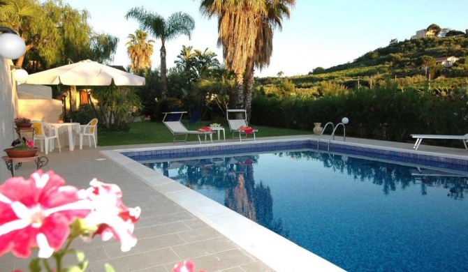 Holiday home with private pool only 500m from the beach