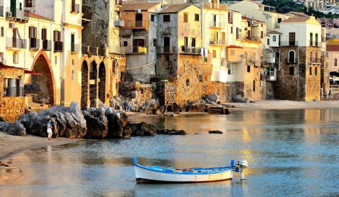 Casa sul mare e sul lavatoio medievale a Cefalù