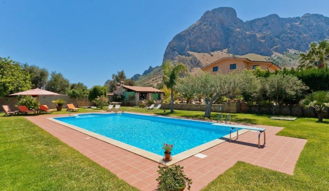 Lovely Villa with Swimming Pool in Cinisi