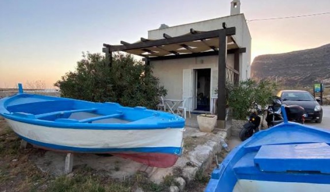 Il Cubo, monovano col mare su tre fronti.