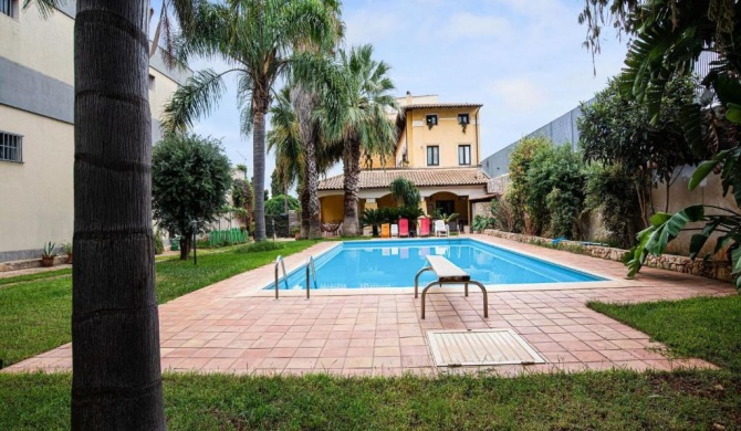 Classic Villa in Floridia with Fenced Garden