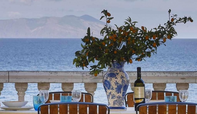 Luxury villa near the beach with wonderful view of Aeolian Island